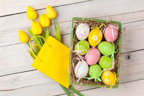 Osterhintergrund mit Eiern und Tulpen — Stockfoto