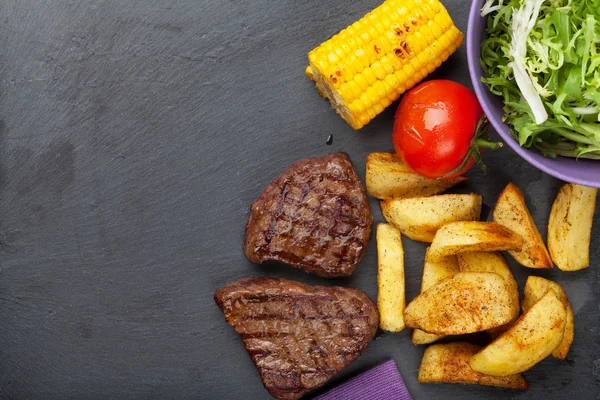 Filete con patata a la parrilla, maíz, ensalada —  Fotos de Stock