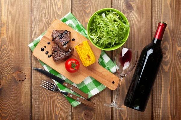 Steak with  corn, salad and  wine — Stock Photo, Image