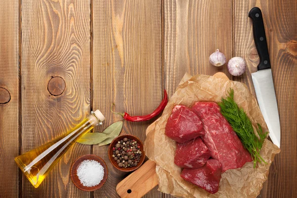 Bife cru de carne de vaca e especiarias — Fotografia de Stock