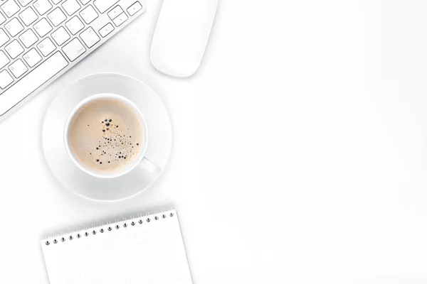 Table de bureau avec ordinateur, fournitures et café — Photo