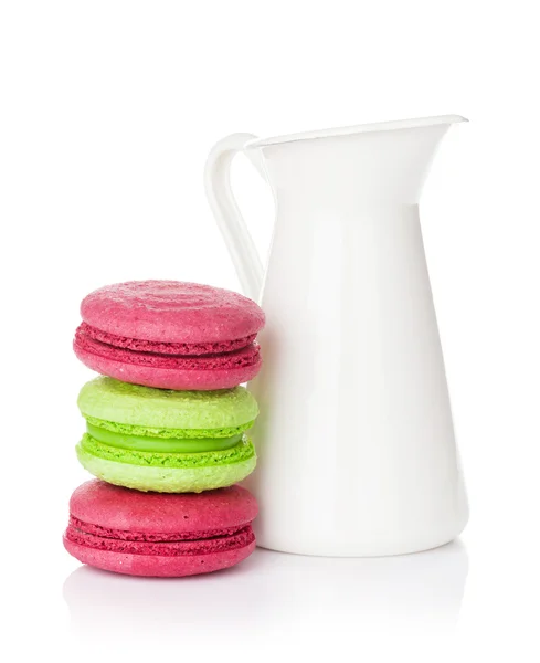 Renkli macarons ve süt kabı — Stok fotoğraf