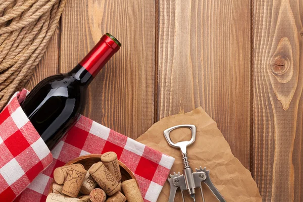 Botella de vino, corchos y sacacorchos — Foto de Stock