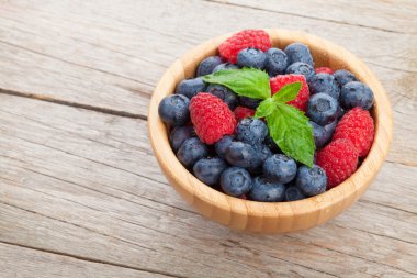 yaban mersini ve ahududu kase