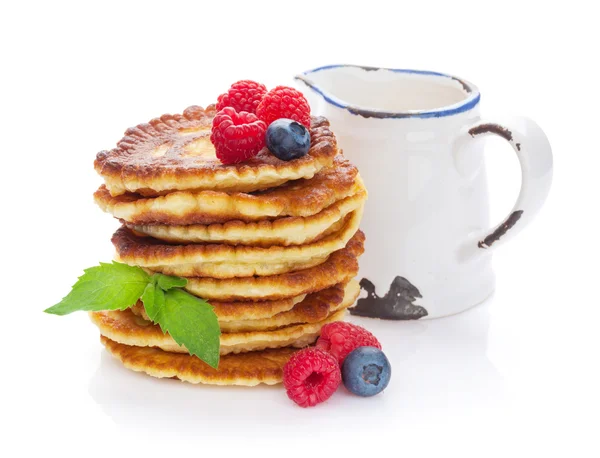 Pancakes with raspberries, blueberry and milk — Stock Photo, Image