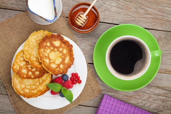 Pancakes with raspberries, blueberries, milk — Stock Photo, Image