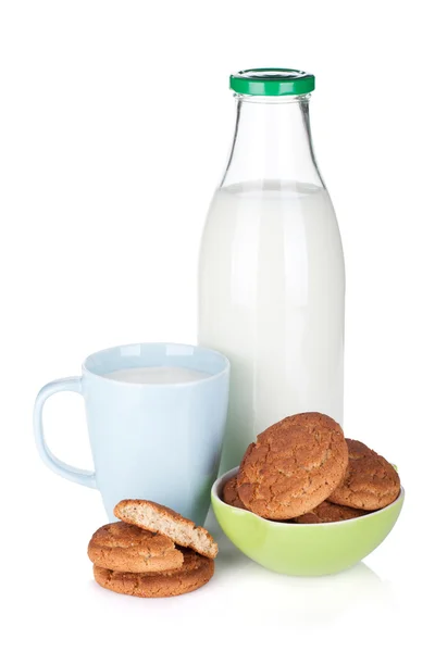 Tasse, Flasche Milch und Kekse — Stockfoto