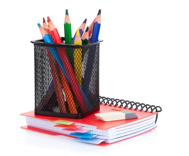 Renkli kalemler ve not defteri