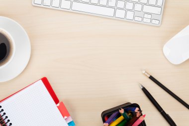 Bilgisayar, sarf malzemeleri ve kahve ile ofis masaları