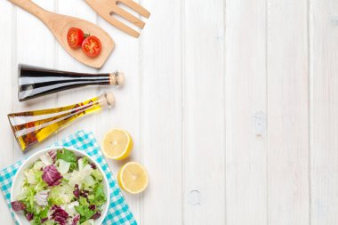 Taze sağlıklı salata ve çeşniler