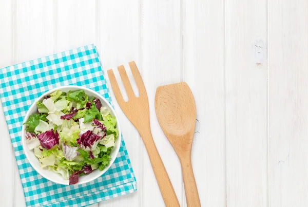 Frischer gesunder Salat auf dem Tisch — Stockfoto