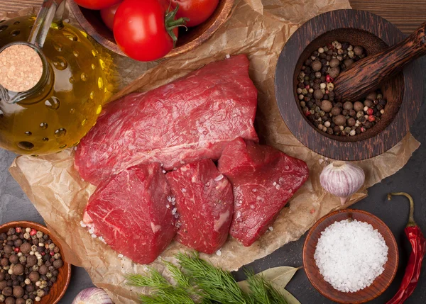 Rå oxfilé nötkött och kryddor — Stockfoto