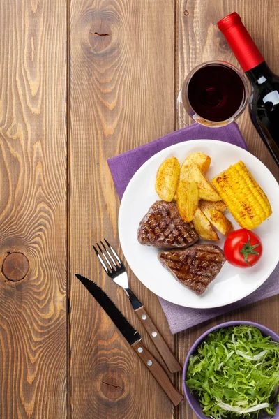 Steak avec pomme de terre, maïs et vin — Photo