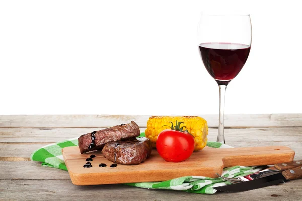 Steak mit Mais, Tomaten und Wein — Stockfoto