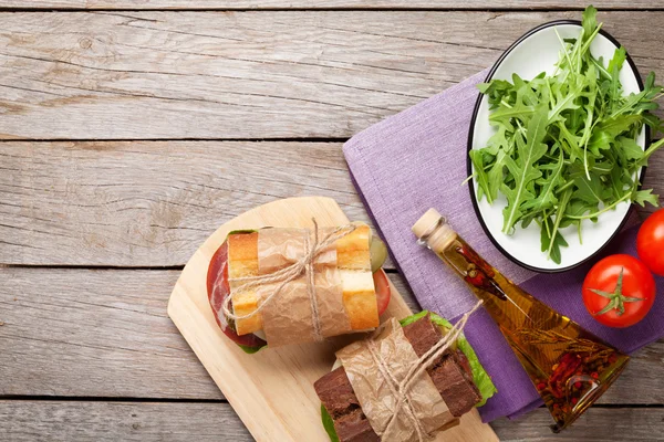 Sandwiches met ham, kaas en tomaten — Stockfoto