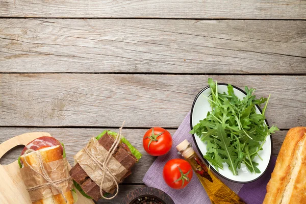 Sandwiches met salade, ham, kaas en tomaten — Stockfoto