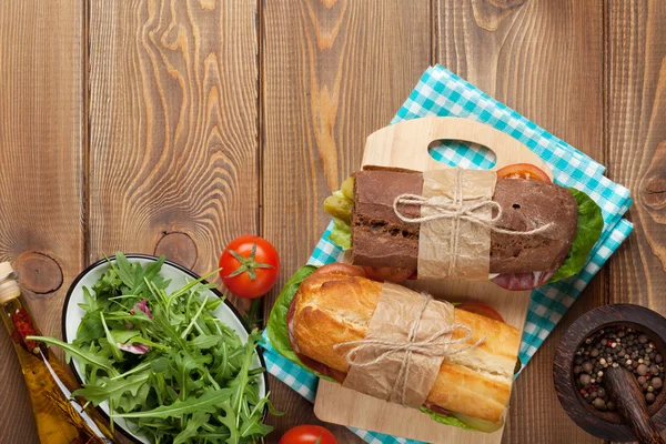 Sandwiches with salad, ham, cheese and tomatoes — Stock Photo, Image