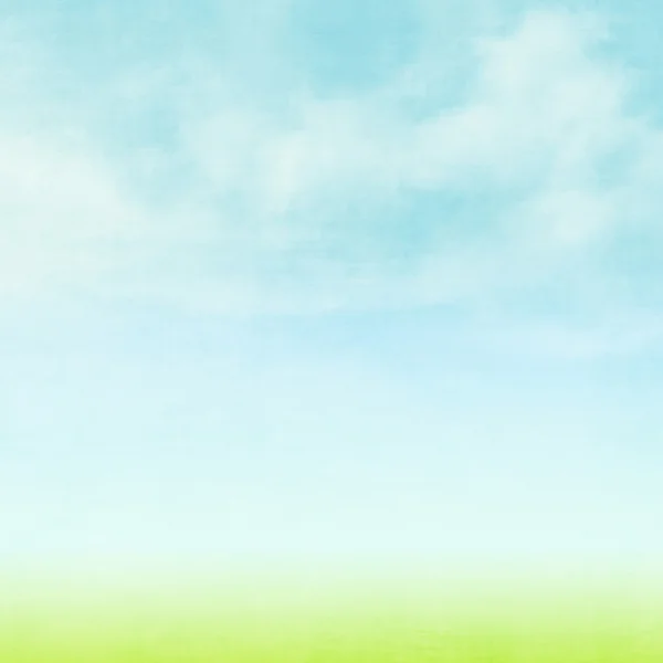 Błękitne niebo, chmury i zielone pole — Zdjęcie stockowe
