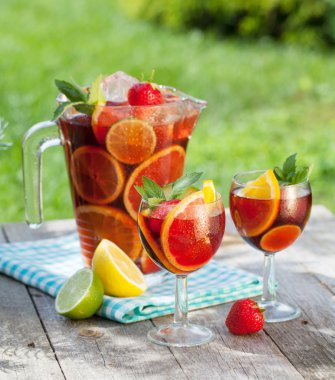 Serinletici meyve sangria (yumruk)