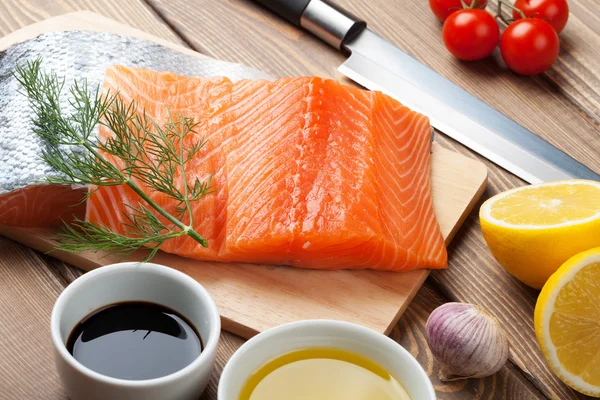 Zalm en specerijen op tafel — Stockfoto