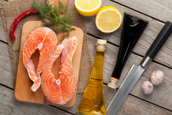 Salmone e spezie in tavola — Foto Stock