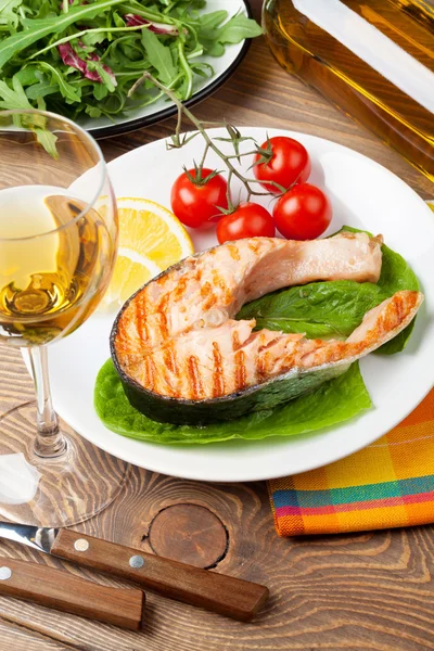 Grilled salmon and whtie wine — Stock Photo, Image