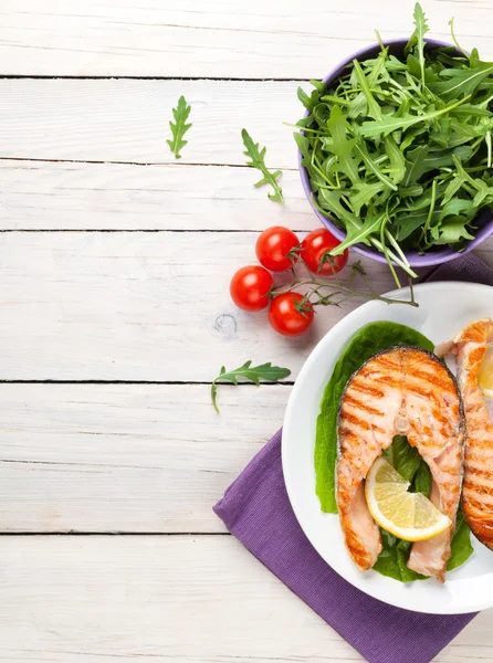 Gegrilde zalm en salade — Stockfoto