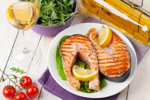 Gegrilde zalm en whtie wijn — Stockfoto