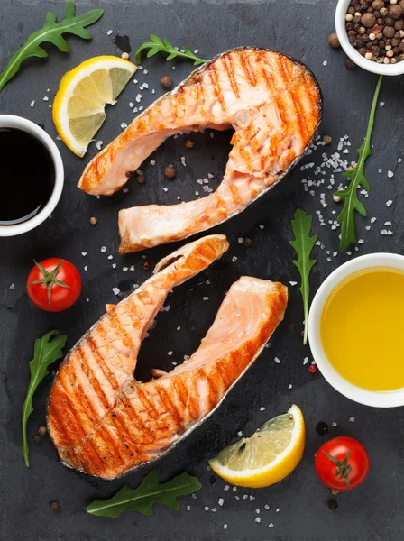 Salmón y especias en la mesa — Foto de Stock