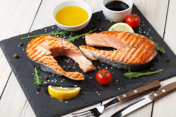 Zalm en specerijen op tafel — Stockfoto