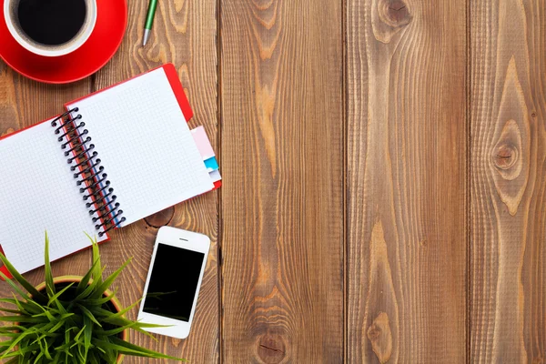 Mesa de escritorio de oficina con suministros — Foto de Stock