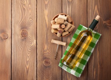 Şarap şişesi, mantarlar ve tirbuşon