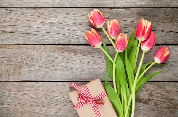 Tulips and gift box — Stock Photo, Image