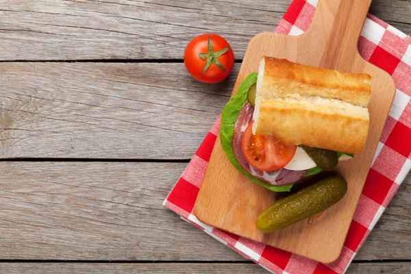 Sanduíche com salada, presunto, queijo — Fotografia de Stock