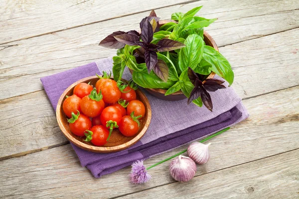 Boeren tomaten en basilicum — Stockfoto