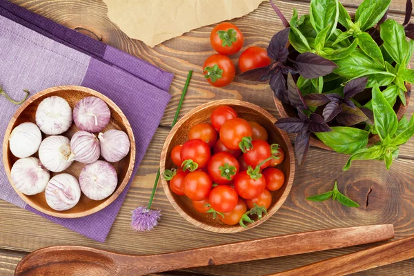 Pomodori agricoltori e basilico — Foto Stock