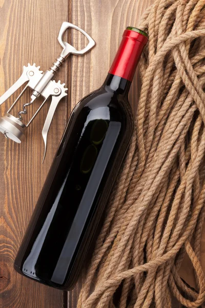 Kırmızı şarap şişesi ve tirbuşon — Stok fotoğraf