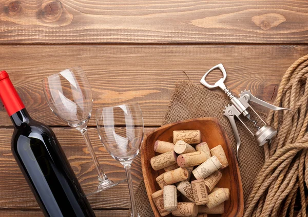 Botella de vino, vasos, corchos — Foto de Stock