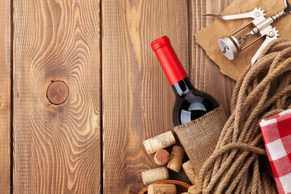 Красное вино, пробки и штопор — стоковое фото