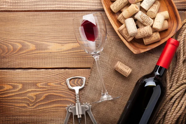 Red wine, wine glass,  corks — Stock Photo, Image