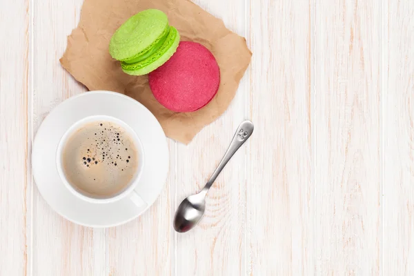 Macarons, koffiekopje en lepel — Stockfoto