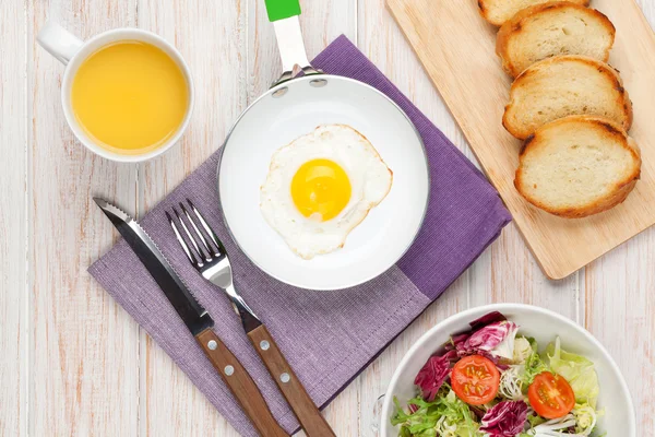 Gesundes Frühstück auf dem Tisch — Stockfoto