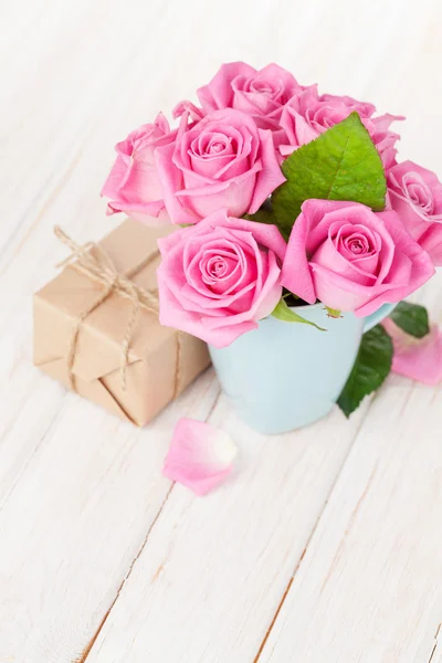 Valentines day  roses  and gift box — Stock Photo, Image