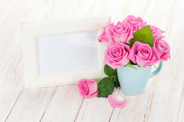 Photo frame and pink roses — Stock Photo, Image