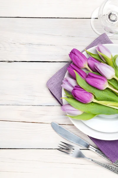 Фиолетовый букет тюльпанов на тарелке — стоковое фото