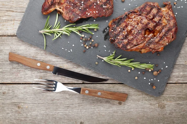 Steki z wołowiny z rozmarynem i przyprawy — Stockfoto