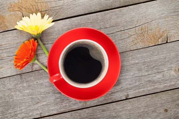 一杯のコーヒーとガーベラの花 — ストック写真