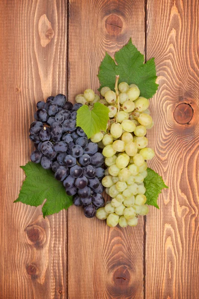 Um bando de uvas vermelhas e brancas — Fotografia de Stock