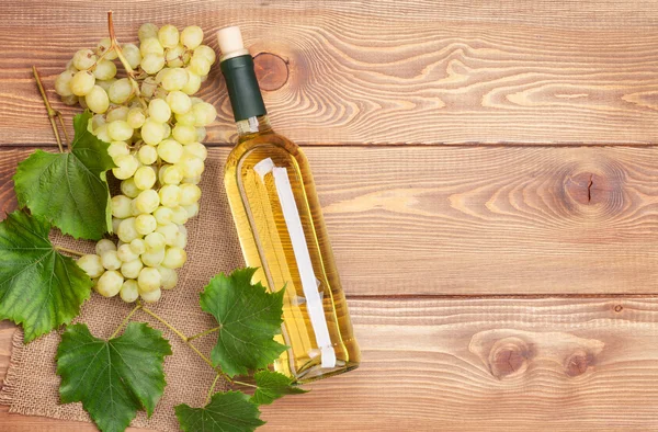 White wine  and  white grapes — Stock Photo, Image