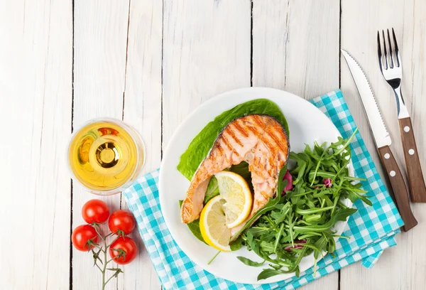 Gegrilde zalm en witte wijn — Stockfoto